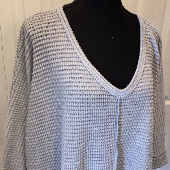 Zenana Womens Lt. Gray 3/4 Sleeve V-Neck Hi-Low Hem Jacquard Sweater Size 1X/2X - Picture 3 of 7